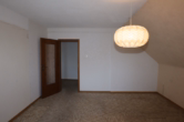 Schlafzimmer III - Schönes Einfamilienwohnhaus in zentraler Lage mit Terrasse, Garten und Garage, Hillesheim (41)