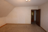 Schlafzimmer II - Schönes Einfamilienwohnhaus in zentraler Lage mit Terrasse, Garten und Garage, Hillesheim (41)