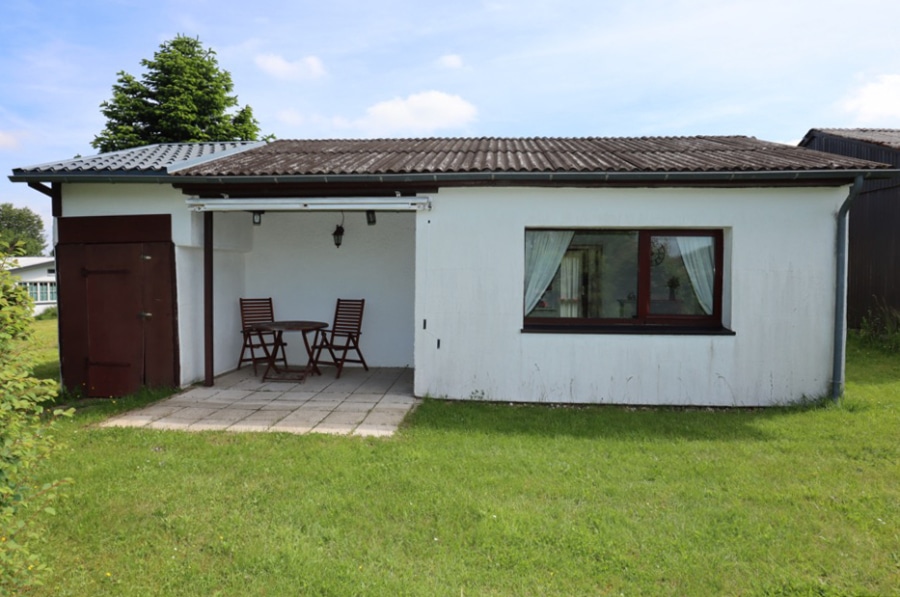 Terrasse - **VERKAUFT ** Gepflegtes kleines Ferienhaus in ruhiger Ferienanlage mit Garten und herrlichem Ausblick Daun (29)