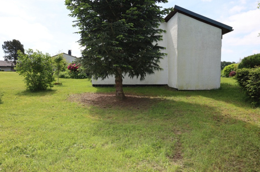 Giebelseite rechts mit Abstellraum - **VERKAUFT ** Gepflegtes kleines Ferienhaus in ruhiger Ferienanlage mit Garten und herrlichem Ausblick Daun (29)