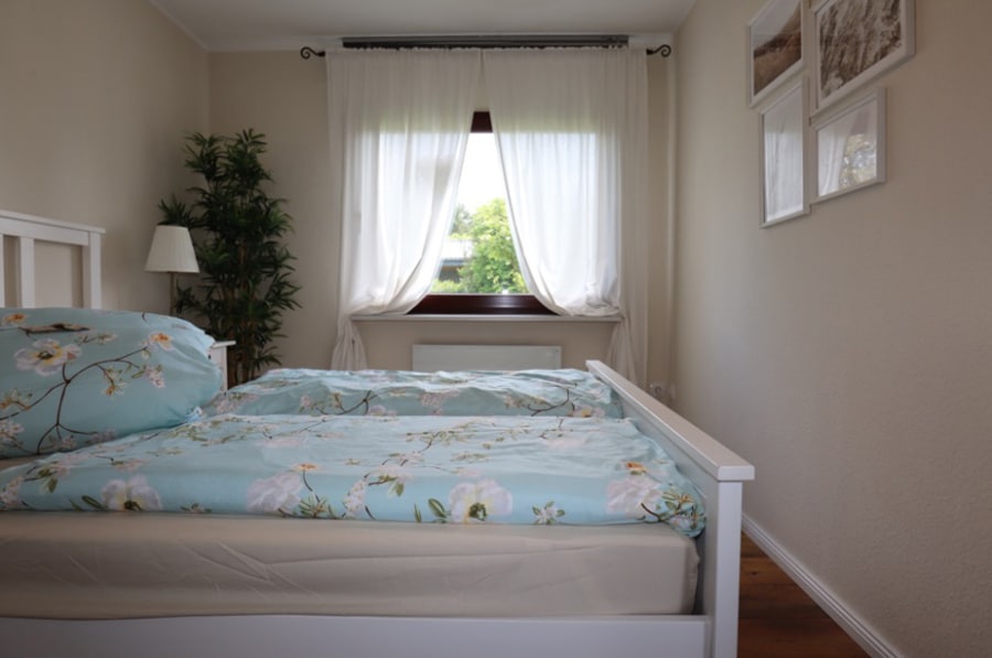 Schlafzimmer - **VERKAUFT ** Gepflegtes kleines Ferienhaus in ruhiger Ferienanlage mit Garten und herrlichem Ausblick Daun (29)