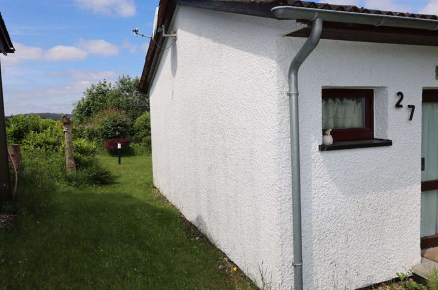 Giebelseite links - **VERKAUFT ** Gepflegtes kleines Ferienhaus in ruhiger Ferienanlage mit Garten und herrlichem Ausblick Daun (29)