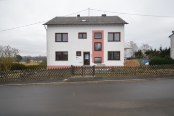 Großes Ein- / Zweifamilienwohnhaus in Dorfrandlage mit toller Aussicht, teilsaniert, Senscheid., 53520 Senscheid, Einfamilienhaus