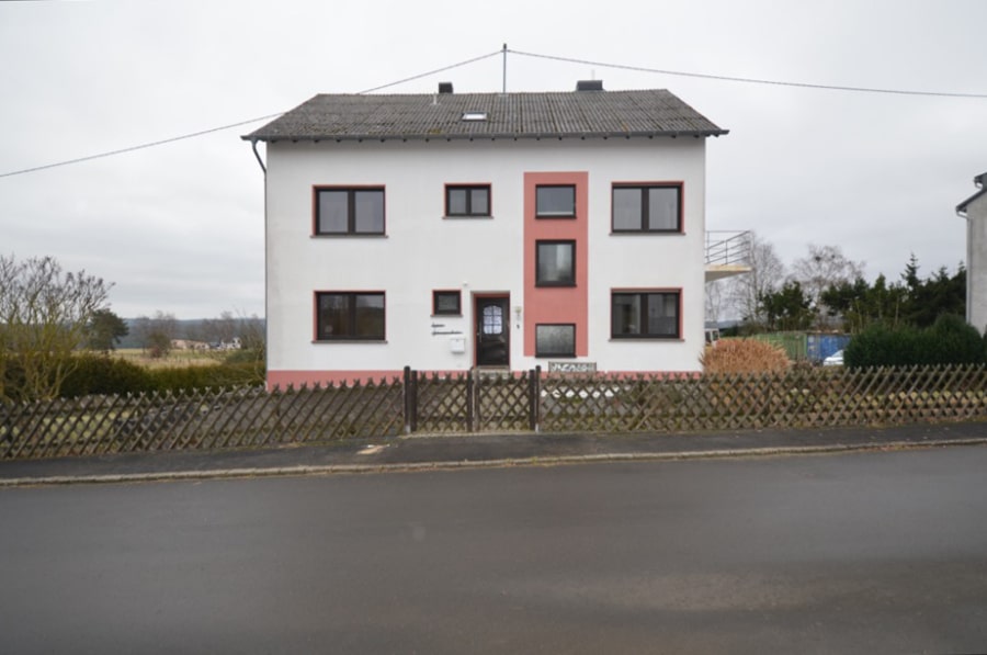 Großes Ein- / Zweifamilienwohnhaus in Dorfrandlage mit toller Aussicht, teilsaniert, Senscheid. - Senscheid