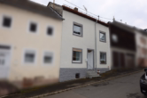 Straßenansicht - Gemütliches Einfamilienhaus mit ehem. Ökonomiegebäude und Garage, Manderscheid (3)