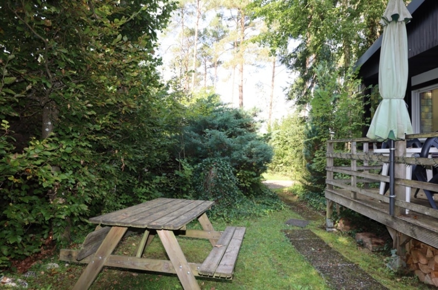 Garten - Gezellig vakantiehuis in het bos met een houtkachel, overdekt terras en tuin in een rustig vakantiepark, Ahrdorf (15)