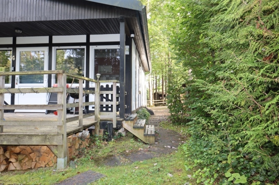 Zugang - Gezellig vakantiehuis in het bos met een houtkachel, overdekt terras en tuin in een rustig vakantiepark, Ahrdorf (15)