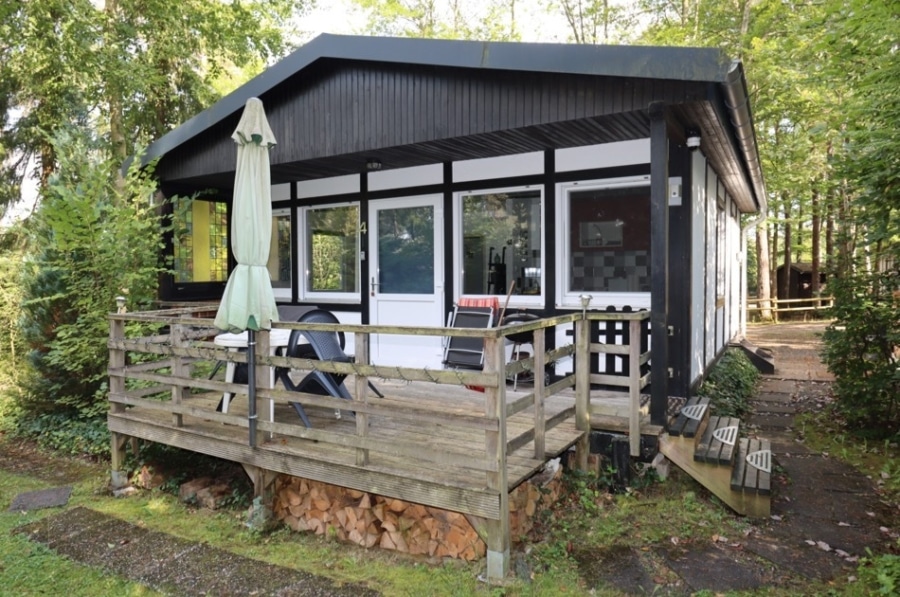 Terrasse - Gezellig vakantiehuis in het bos met een houtkachel, overdekt terras en tuin in een rustig vakantiepark, Ahrdorf (15)