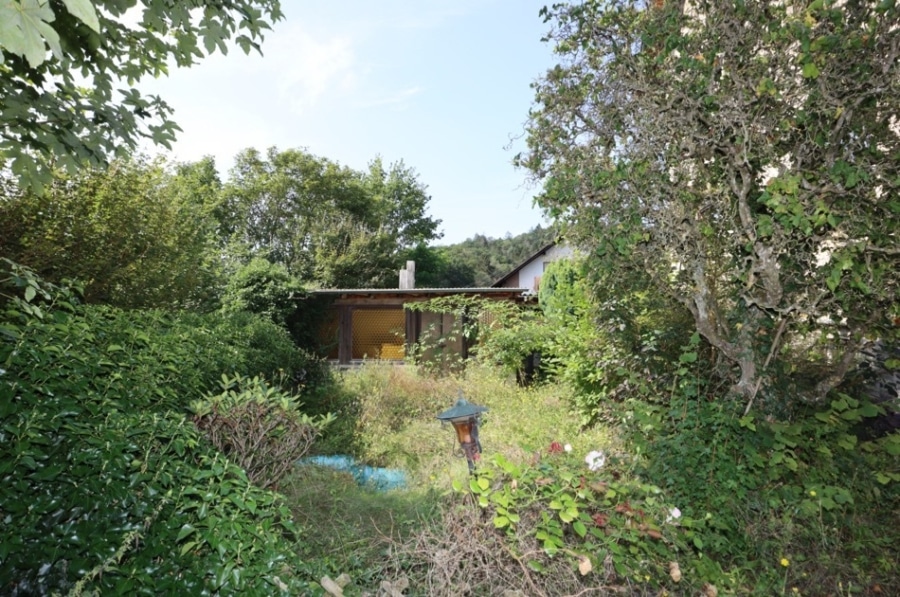 Gartenhaus - Geräumiges Wohnhaus mit befestigtem Parkplatz, zus. Grundstück und Garten Leimbach (4)