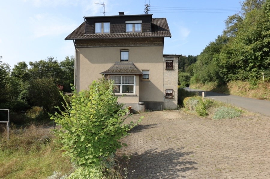 Hof - Geräumiges Wohnhaus mit befestigtem Parkplatz, zus. Grundstück und Garten Leimbach (4)