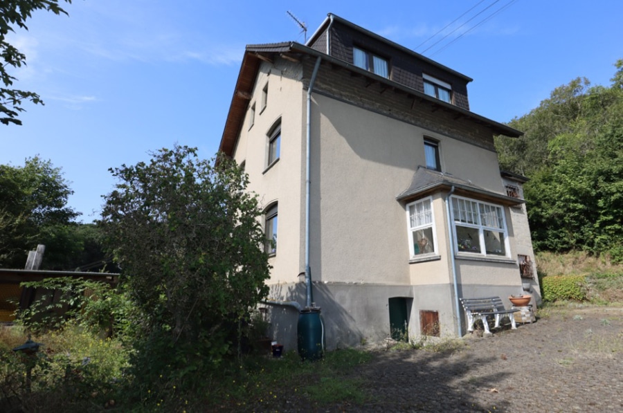 Frontansicht - Geräumiges Wohnhaus mit befestigtem Parkplatz, zus. Grundstück und Garten Leimbach (4)