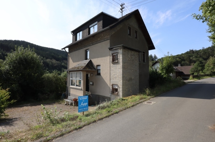 Straßenansicht - Geräumiges Wohnhaus mit befestigtem Parkplatz, zus. Grundstück und Garten Leimbach (4)