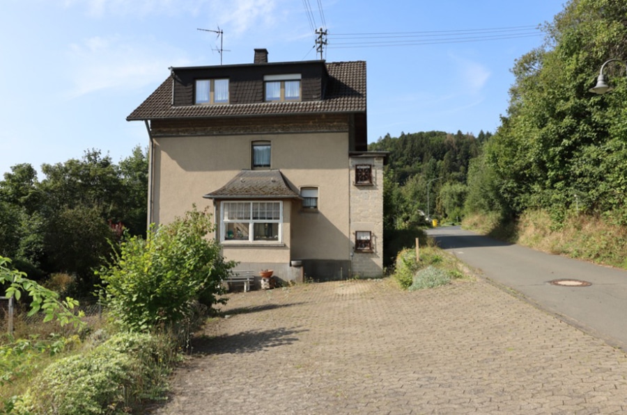 Leimbach - Geräumiges Wohnhaus mit befestigtem Parkplatz, zus. Grundstück und Garten Leimbach (4)