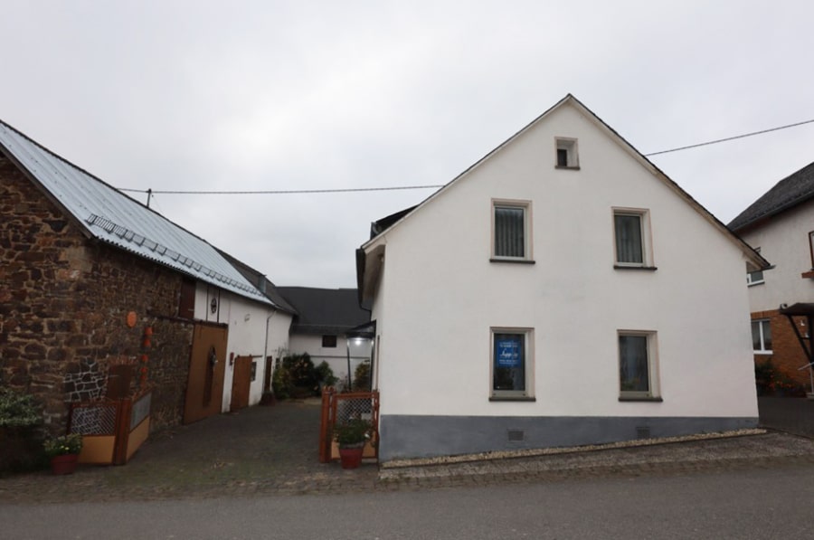 Herresbach - **RESERVIERT** Nähe Nürburgring! Freistehendes Wohnhaus mit Garagen, Nebengebäuden, Herresbach