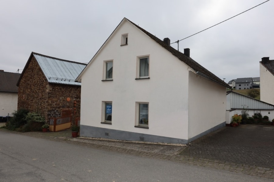 Straßenansicht - **RESERVIERT** Nähe Nürburgring! Freistehendes Wohnhaus mit Garagen, Nebengebäuden, Herresbach