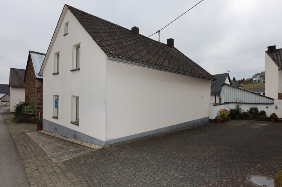 Rückseite - **RESERVIERT** Nähe Nürburgring! Freistehendes Wohnhaus mit Garagen, Nebengebäuden, Herresbach