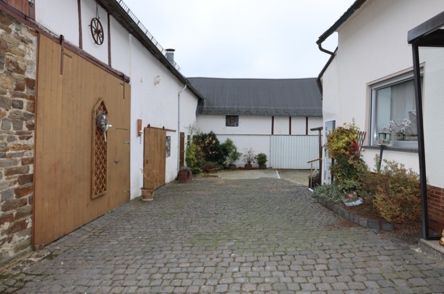 Hof - **RESERVIERT** Nähe Nürburgring! Freistehendes Wohnhaus mit Garagen, Nebengebäuden, Herresbach