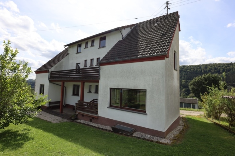 Vorderansicht - Großes Wohnhaus mit 10 Schlafzimmern, Garten und Garage in Dorfrandlage, Zendscheid