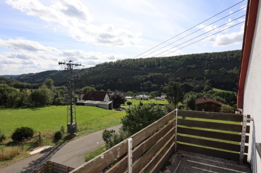 Balkon - Großes Wohnhaus mit 10 Schlafzimmern, Garten und Garage in Dorfrandlage, Zendscheid