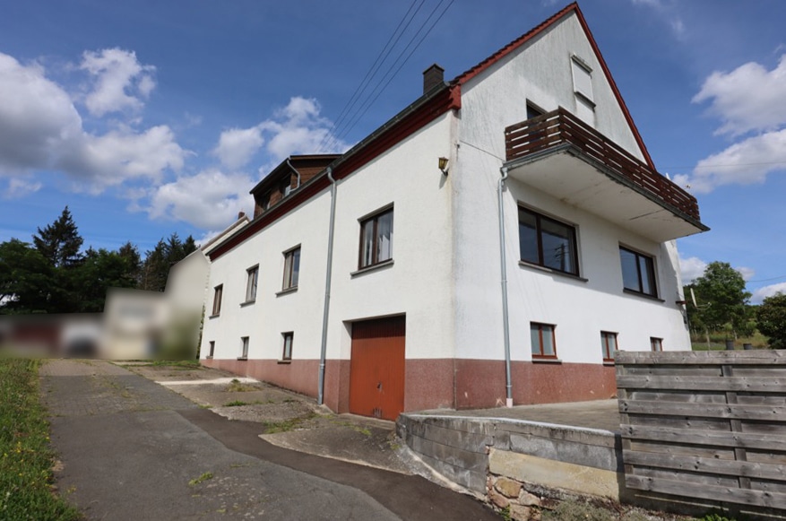 Zendscheid - Groot huis met 10 slaapkamers, tuin en interne garage. Rand van het dorp en een prachtig uitzicht op Zendscheid