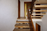 Treppenhaus - Großes Wohnhaus mit 10 Schlafzimmern, Garten und Garage in Dorfrandlage, Zendscheid
