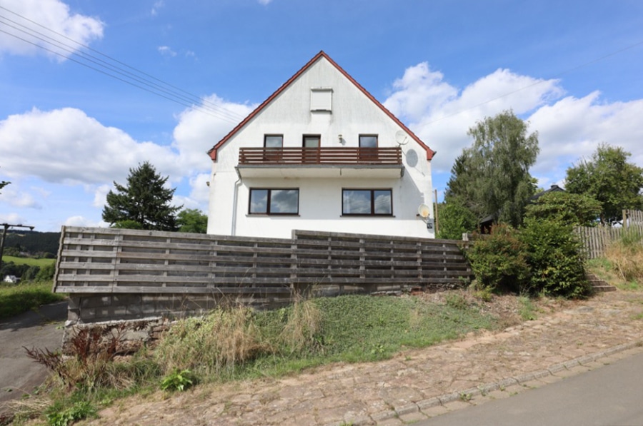 Straßenansicht - Großes Wohnhaus mit 10 Schlafzimmern, Garten und Garage in Dorfrandlage, Zendscheid