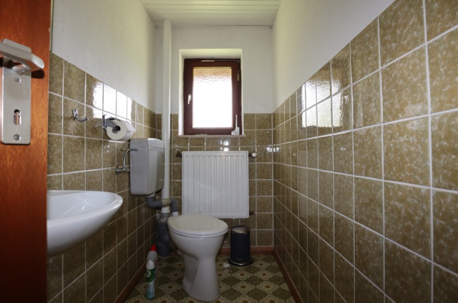 WC - Großes Wohnhaus mit 10 Schlafzimmern, Garten und Garage in Dorfrandlage, Zendscheid