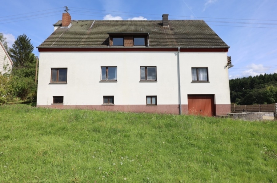 Rückansicht - Groot huis met 10 slaapkamers, tuin en interne garage. Rand van het dorp en een prachtig uitzicht op Zendscheid