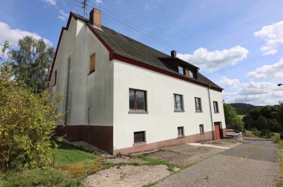 Rückansicht - Groot huis met 10 slaapkamers, tuin en interne garage. Rand van het dorp en een prachtig uitzicht op Zendscheid