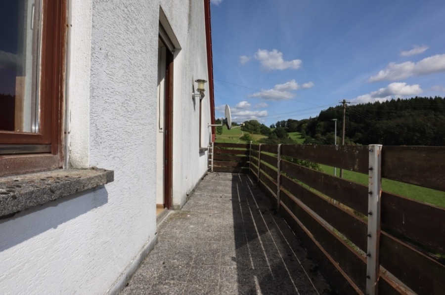 Balkon - Großes Wohnhaus mit 10 Schlafzimmern, Garten und Garage in Dorfrandlage, Zendscheid