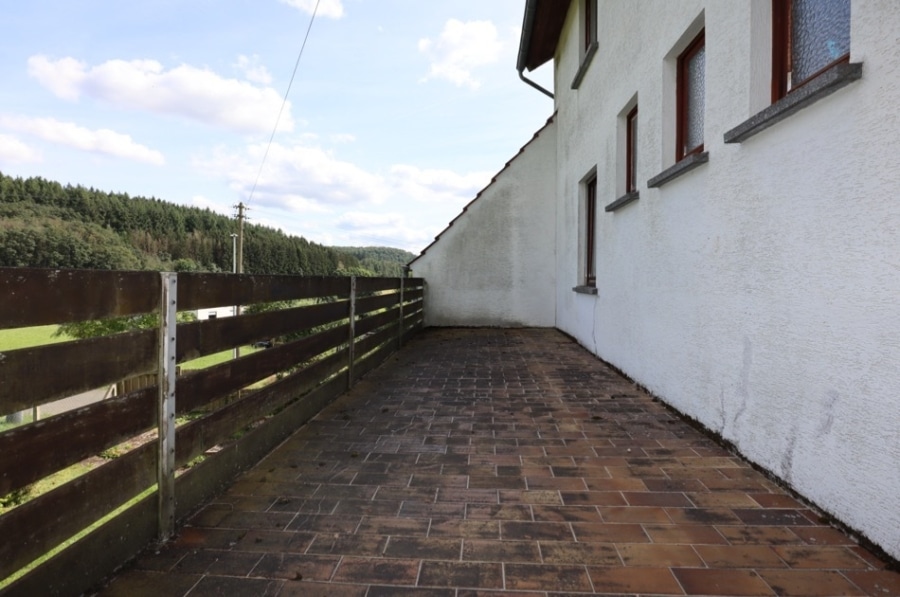 Balkon - Großes Wohnhaus mit 10 Schlafzimmern, Garten und Garage in Dorfrandlage, Zendscheid