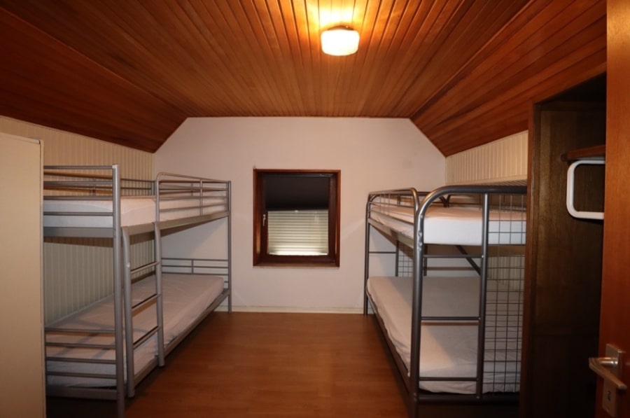 Schlafzimmer - Großes Wohnhaus mit 10 Schlafzimmern, Garten und Garage in Dorfrandlage, Zendscheid