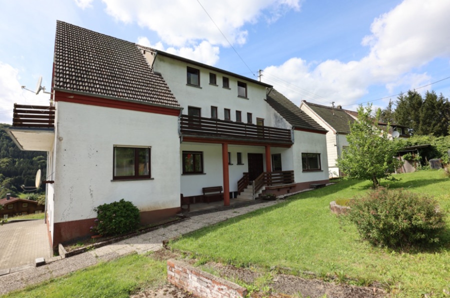 Vorderansicht - Großes Wohnhaus mit 10 Schlafzimmern, Garten und Garage in Dorfrandlage, Zendscheid