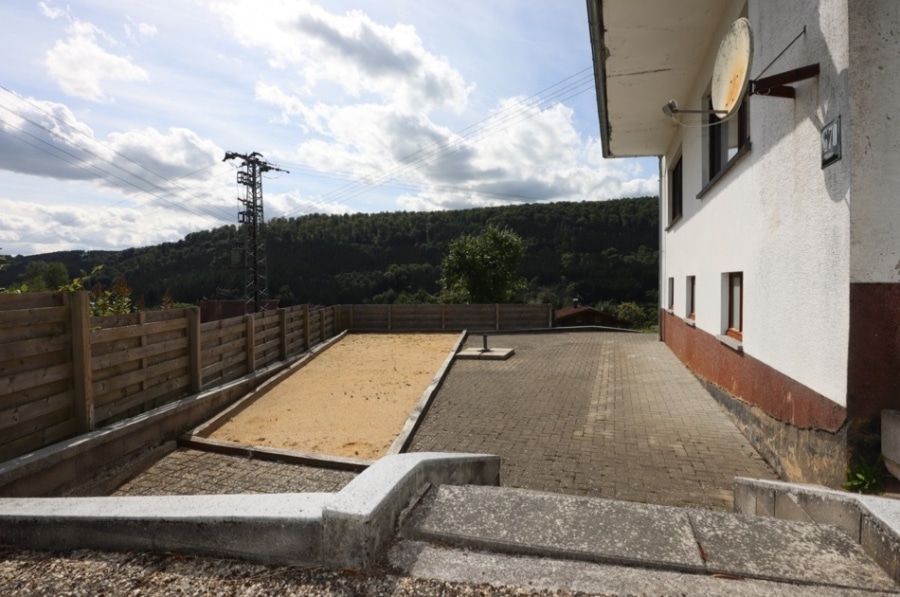 Hof - Großes Wohnhaus mit 10 Schlafzimmern, Garten und Garage in Dorfrandlage, Zendscheid