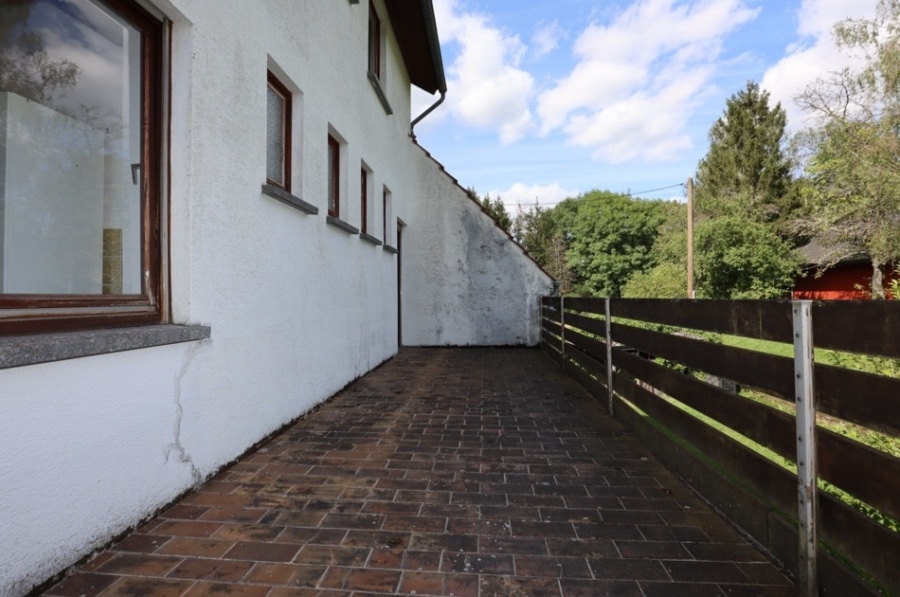 Balkon - Großes Wohnhaus mit 10 Schlafzimmern, Garten und Garage in Dorfrandlage, Zendscheid