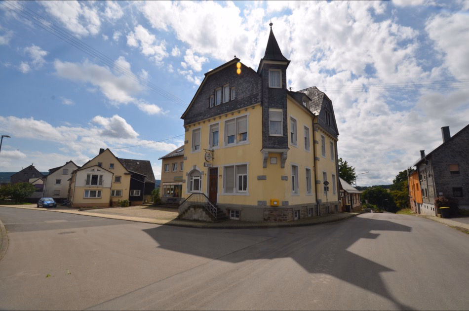 Schönes Wohn- und Geschäftshaus u.a. mit 4 großzügigen Wohneinheiten, Hirschfeld