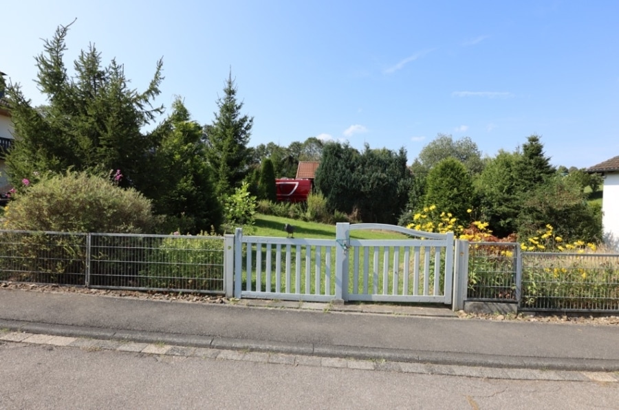 Baugrundstück - Verzorgde eengezinswoning met extra bouwgrond, garage en tuin te Schmidtheim (12)