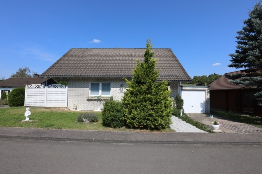 Schmidtheim - Gepflegtes Einfamilienhaus mit weiterem Baugrundstück, Garage und Garten Schmidtheim (12)