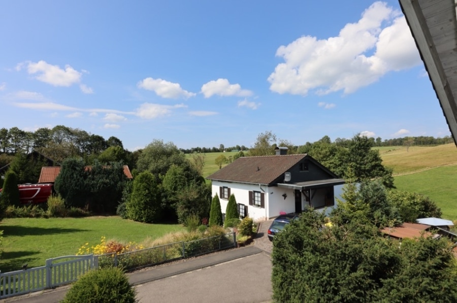 Aussicht - Verzorgde eengezinswoning met extra bouwgrond, garage en tuin te Schmidtheim (12)