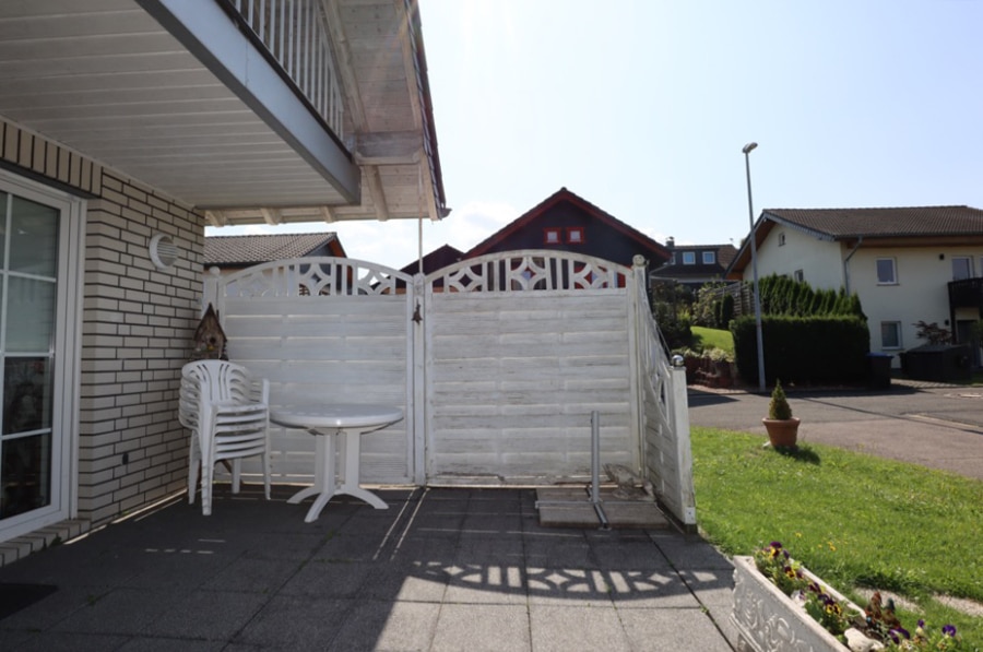 Terrasse - Verzorgde eengezinswoning met extra bouwgrond, garage en tuin te Schmidtheim (12)