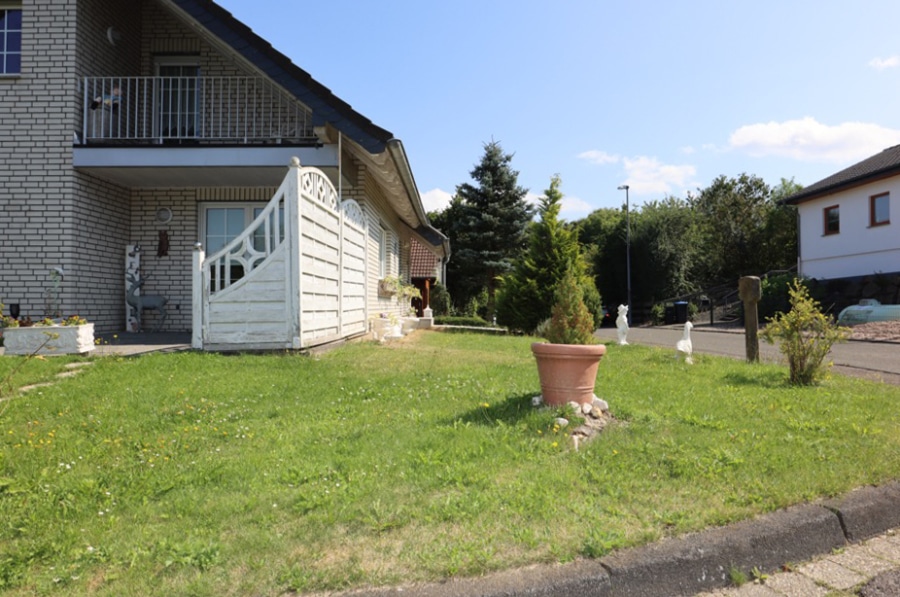 Vorgarten - Gepflegtes Einfamilienhaus mit weiterem Baugrundstück, Garage und Garten Schmidtheim (12)