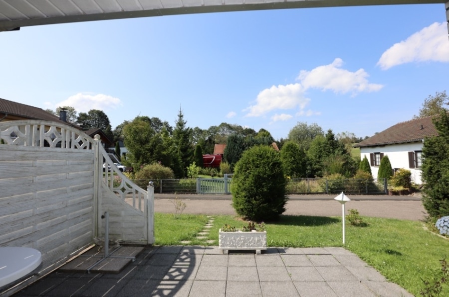 Terrasse - Verzorgde eengezinswoning met extra bouwgrond, garage en tuin te Schmidtheim (12)