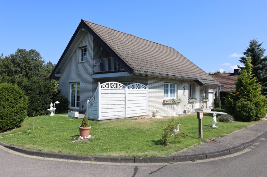 Straßenansicht - Gepflegtes Einfamilienhaus mit weiterem Baugrundstück, Garage und Garten Schmidtheim (12)