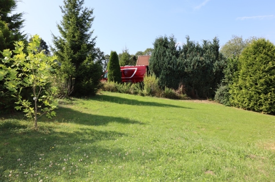 Baugrundstück - Gepflegtes Einfamilienhaus mit weiterem Baugrundstück, Garage und Garten Schmidtheim (12)