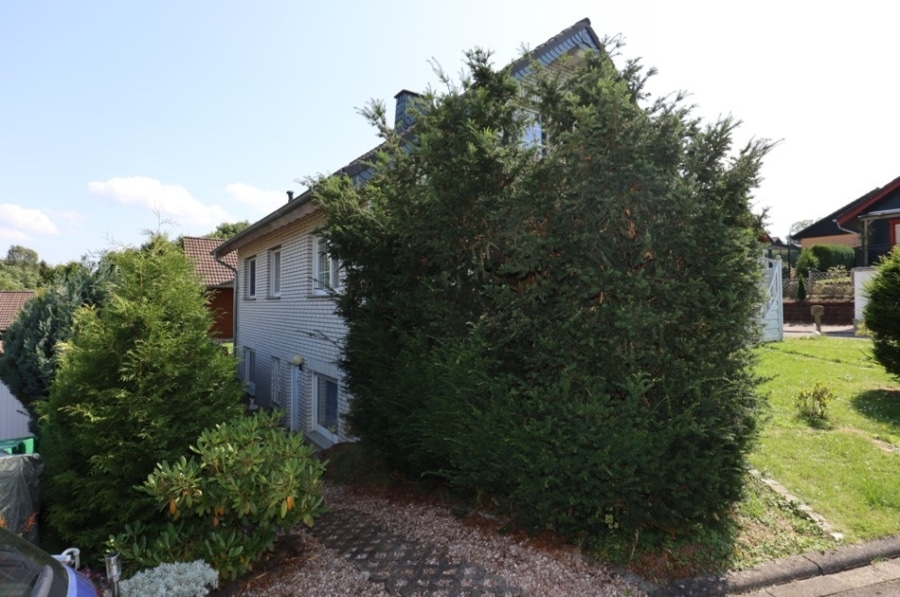 Rückseite - Gepflegtes Einfamilienhaus mit weiterem Baugrundstück, Garage und Garten Schmidtheim (12)