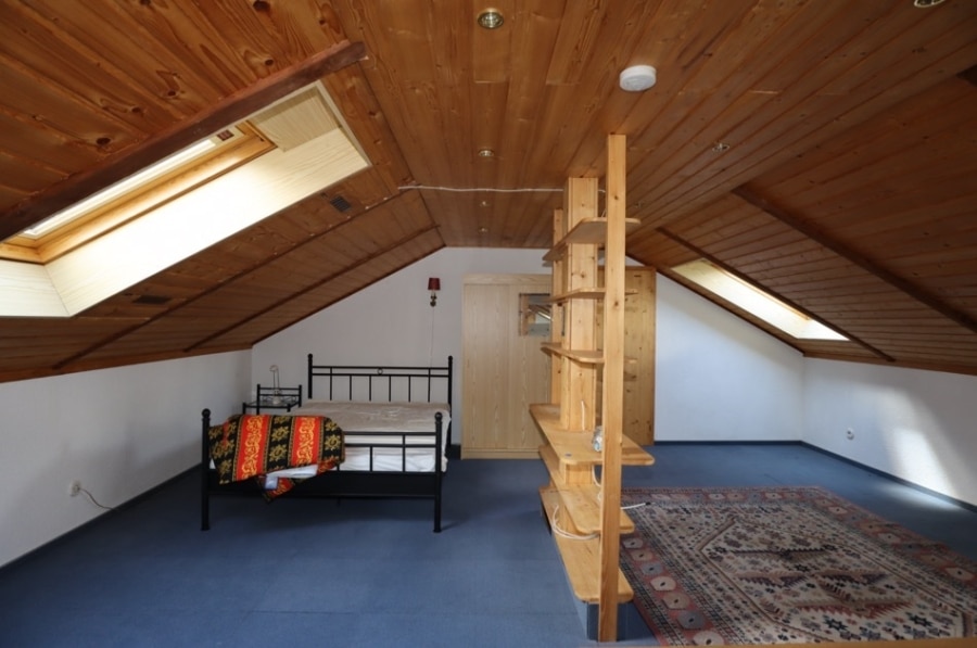 Schlafzimmer DG - **VERKAUFT**Geräumiger Bungalow mit Terrasse, wunderschönem Garten mit Holzgartenhaus, Niederehe (15)