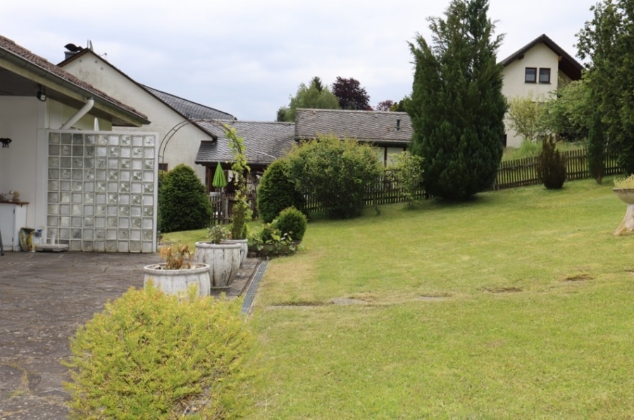 Terrasse - **VERKAUFT**Geräumiger Bungalow mit Terrasse, wunderschönem Garten mit Holzgartenhaus, Niederehe (15)