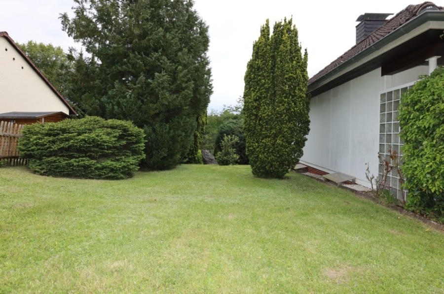 Garten - **VERKAUFT**Geräumiger Bungalow mit Terrasse, wunderschönem Garten mit Holzgartenhaus, Niederehe (15)