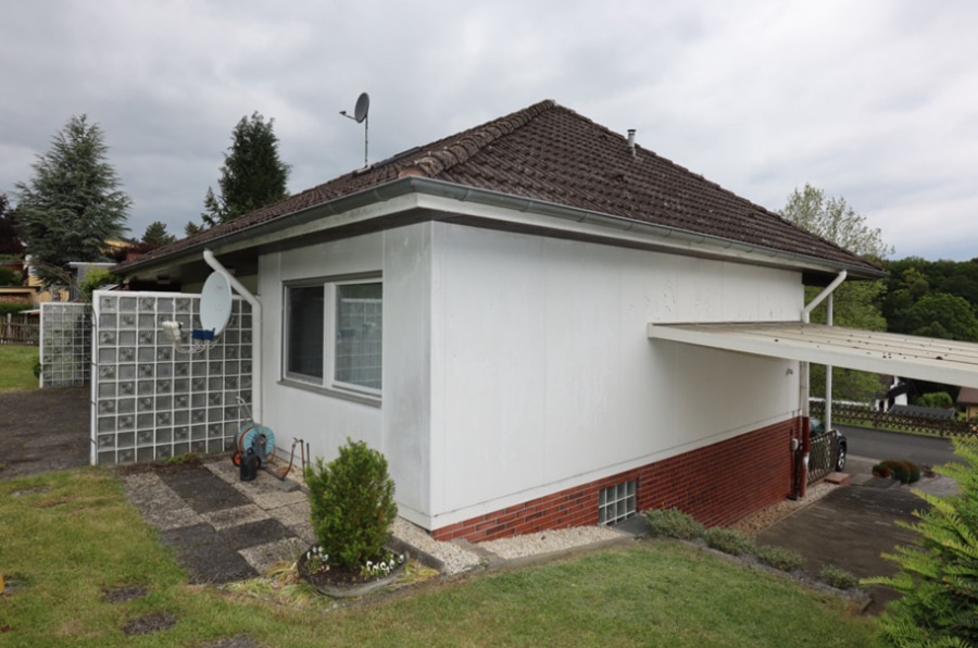 Ansicht links - **VERKAUFT**Geräumiger Bungalow mit Terrasse, wunderschönem Garten mit Holzgartenhaus, Niederehe (15)