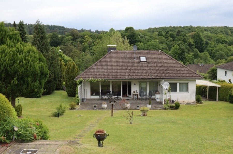 Rückseite - **VERKAUFT**Geräumiger Bungalow mit Terrasse, wunderschönem Garten mit Holzgartenhaus, Niederehe (15)